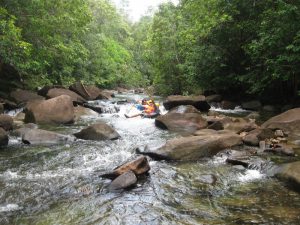 aktivitas di air terjun batu mentas